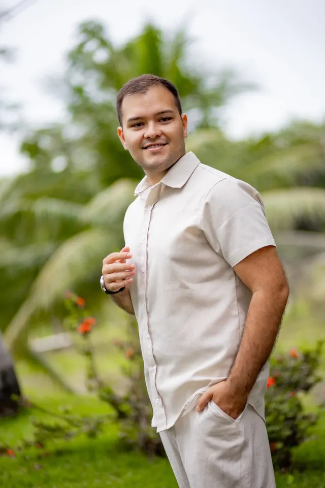 Jorge Alves sorrindo em um jardim
